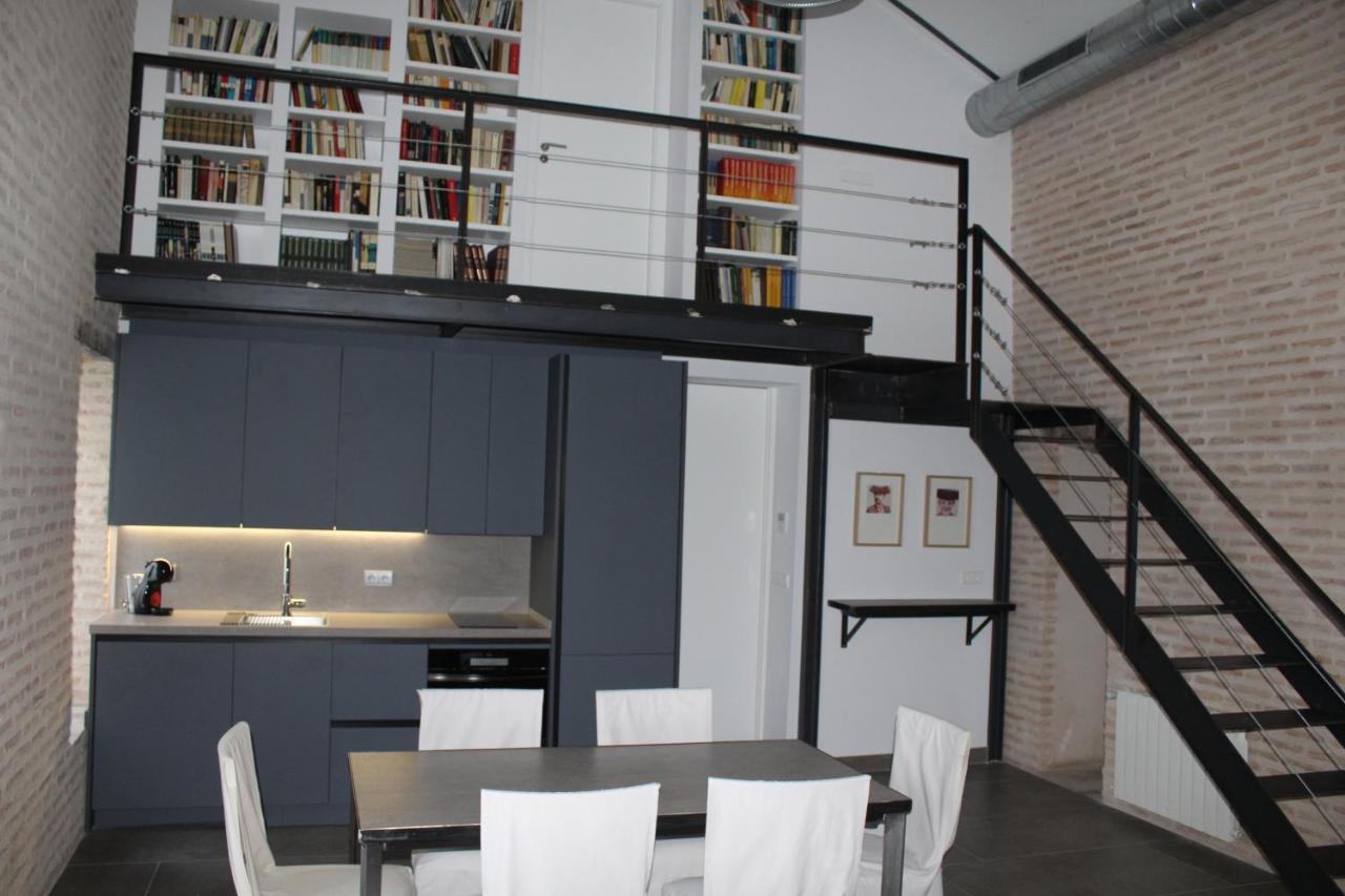 Cozy & Modern Hombre De Piedra