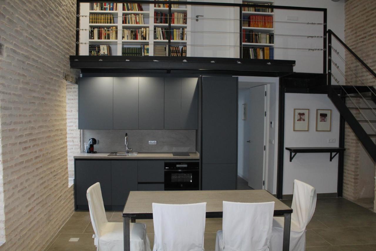 Cozy & Modern Hombre De Piedra Séville